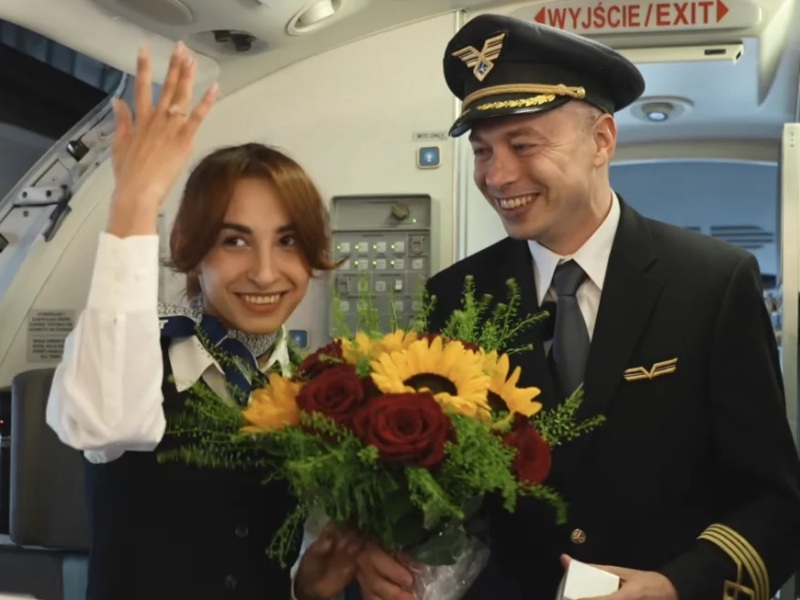 Piloto pede namorada comissária em casamento à frente dos passageiros